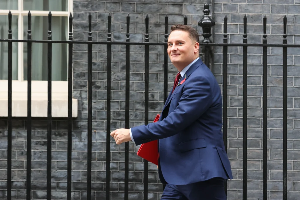 wes streeting walking down downing street